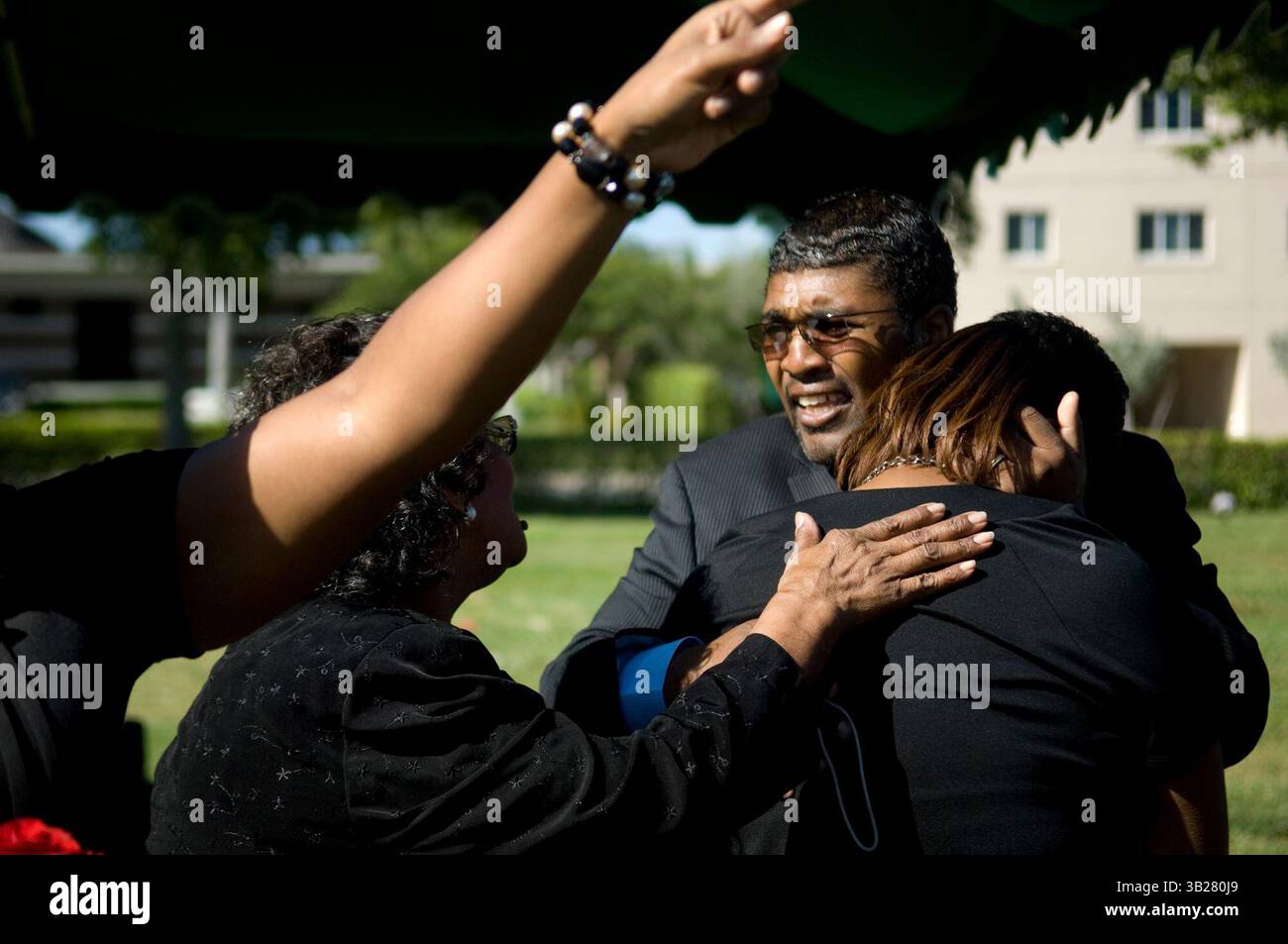 fl-dna-Case-burialH - 19. November 2009 - Tanisha Smith wird während einer Zeremonie für ihren Vater Gregory Vondell Andrews, der seit 1981 vermisst wurde, auf dem Pineview Cemetery in Deerfield Beach, Florida getröstet. Andrews' Leiche wurde 1982 gefunden und erst in diesem Jahr mit DNA-Technologie identifiziert. Andrews wird von seinen drei Geschwistern, drei Töchtern und sieben Enkeln überlebt. Deanna Dent, Sun Sentinel (Abbildung: © Sun-Sentinel/ZUMApress.com) Stockfoto