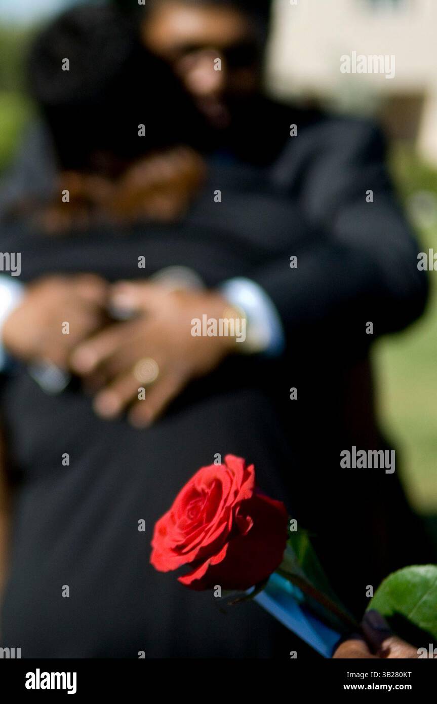 fl-dna-Case-burialF - 19. November 2009 - Tanisha Smith wird während einer Zeremonie für ihren Vater Gregory Vondell Andrews, der seit 1981 vermisst wurde, auf dem Pineview Cemetery in Deerfield Beach, Fla getröstet. Andrews' Leiche wurde 1982 gefunden und erst in diesem Jahr mit DNA-Technologie identifiziert. Andrews wird von seinen drei Geschwistern, drei Töchtern und sieben Enkeln überlebt. Deanna Dent, Sun Sentinel (Abbildung: © Sun-Sentinel/ZUMApress.com) Stockfoto