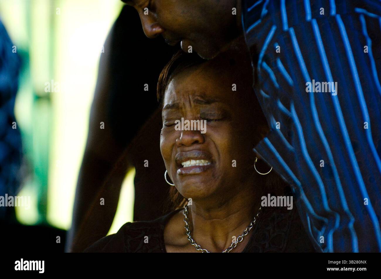 fl-dna-Case-burialD - 19. November 2009 - Tanisha Smith wird während einer Zeremonie für ihren Vater Gregory Vondell Andrews, der seit 1981 vermisst wurde, auf dem Pineview Cemetery in Deerfield Beach, Fla getröstet. Andrews' Leiche wurde 1982 gefunden und erst in diesem Jahr mit DNA-Technologie identifiziert. Andrews wird von seinen drei Geschwistern, drei Töchtern und sieben Enkeln überlebt. Deanna Dent, Sun Sentinel (Abbildung: © Sun-Sentinel/ZUMApress.com) Stockfoto