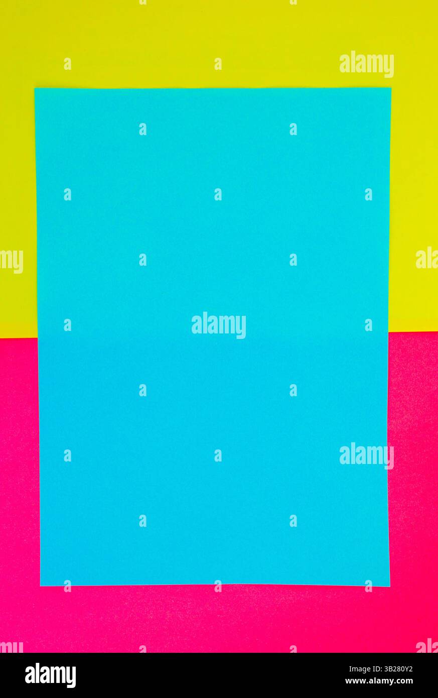 Minimalistisches abstraktes Konzept helles Papier auf zerknittertem Hintergrund in verschiedenen Designs und Fotos Stockfoto