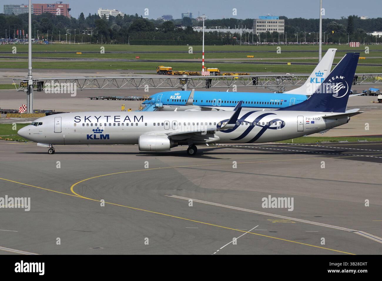 Niederländisch KLM Boeing 737-900 in SkyTeam Lackierung mit Registrierung PH-BXO am Flughafen Amsterdam Schiphol Stockfoto