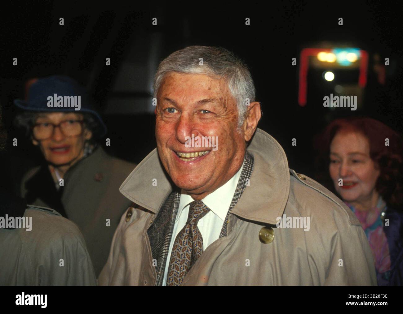 DON HEWITT. „Jackie Mason: Politically incorrect“ in New York 03-29-1994.L7918WW.Foto: Walter Weissman-Globe Photos, inc..DONHEWITTRETRO (Kreditbild: © Globe Photos/ZUMAPRESS.com) Stockfoto