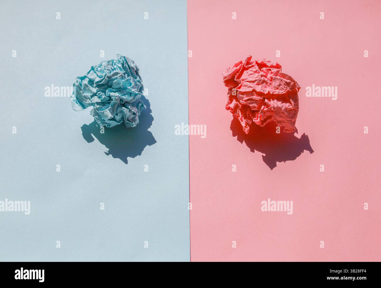 Minimalistisches abstraktes Konzept helles Papier auf zerknittertem Hintergrund in verschiedenen Designs und Fotos Stockfoto