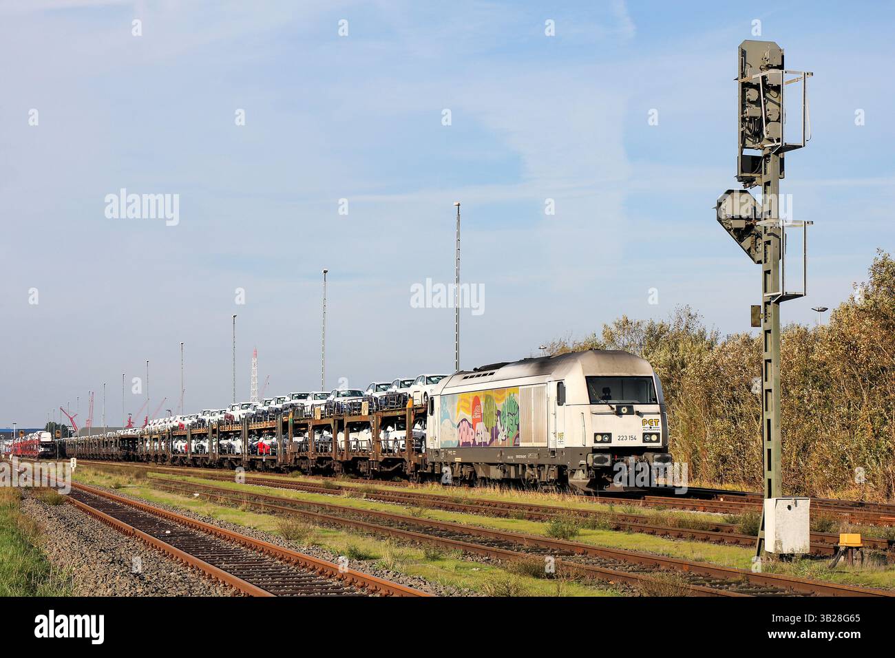 Güterzug mit PCT Altmann Siemens ER20 Diesellokomotive in Cuxhaven Stockfoto