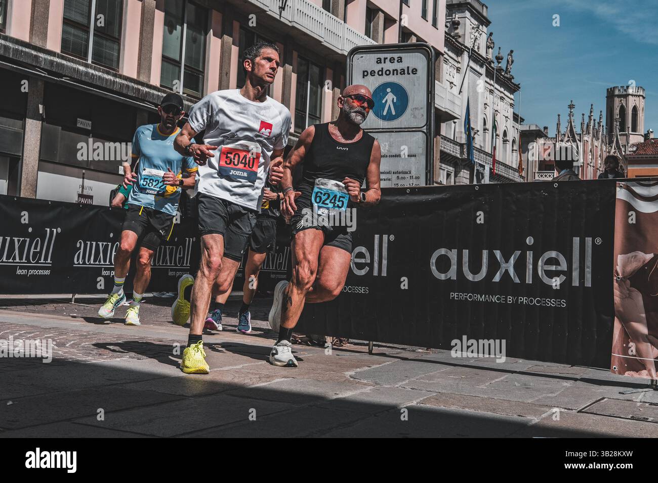 Enock Onchari gewinnt den Padua-Marathon 2025 und überquert die Ziellinie unter Zuschauern, Padua, Italien, Mai 2025. Stockfoto