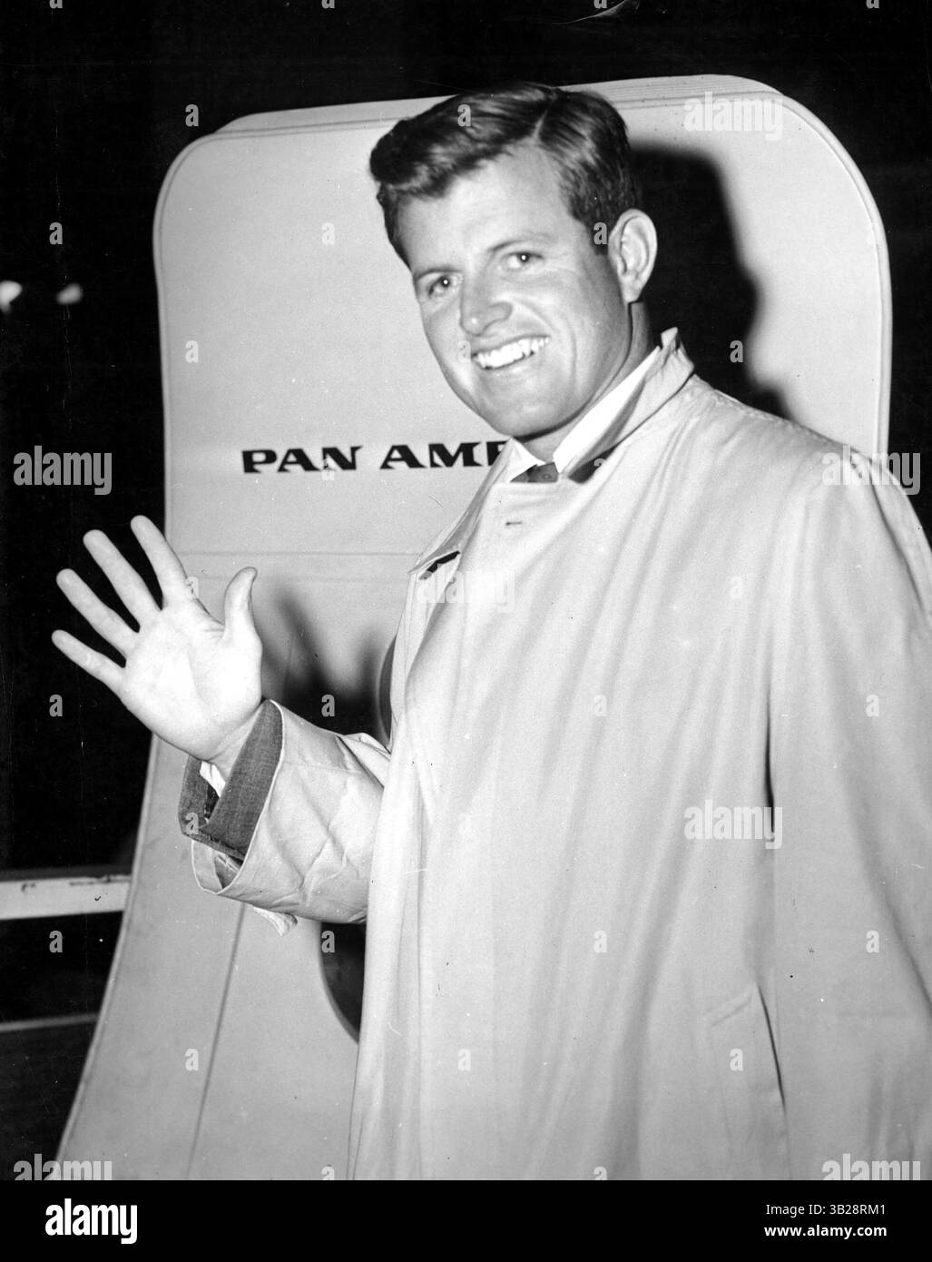 TED KENNEDY AM NEW YORKER INTERNATIONALEN FLUGHAFEN ENROUT NACH AFRIKA AUF EINER ERKUNDUNGSMISSION FÜR SEINEN BRUDER JOHN F. KENNEDY. 1962.Â© GLOBE PHOTOS, INC (Kreditbild: © Globe Photos/ZUMAPRESS.com) Stockfoto