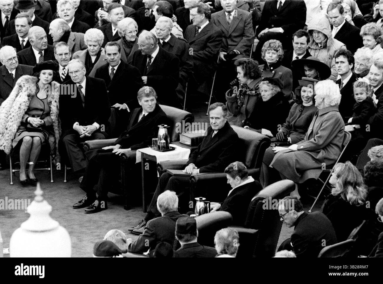 20.01.89-Wash DC Innaugeration von George H.W.Bush Bush und einigen anderen scheinen auf Pres Ronald Reagan zu schauen, dessen Kopf kurz vor der Zeremonie auf dem Balkon des Kapitols 'verbeugt' wird. In Richtung Reagan blicken Bush, VP Dan Quail, Sen Bob Dole, Sen Ted Kennedy (oben links). Ebenfalls anwesend sind Barbara Bush, Marilyn Quail und George Bushs Mutter Dorothy (neben Marilyn Quail). FOTO: NEIL SCHNEIDER/GLOBE PHOTOS, INC. Â ©2004.RONALDREAGANRETRO (Kreditbild: © Globe Photos/ZUMAPRESS.com) Stockfoto