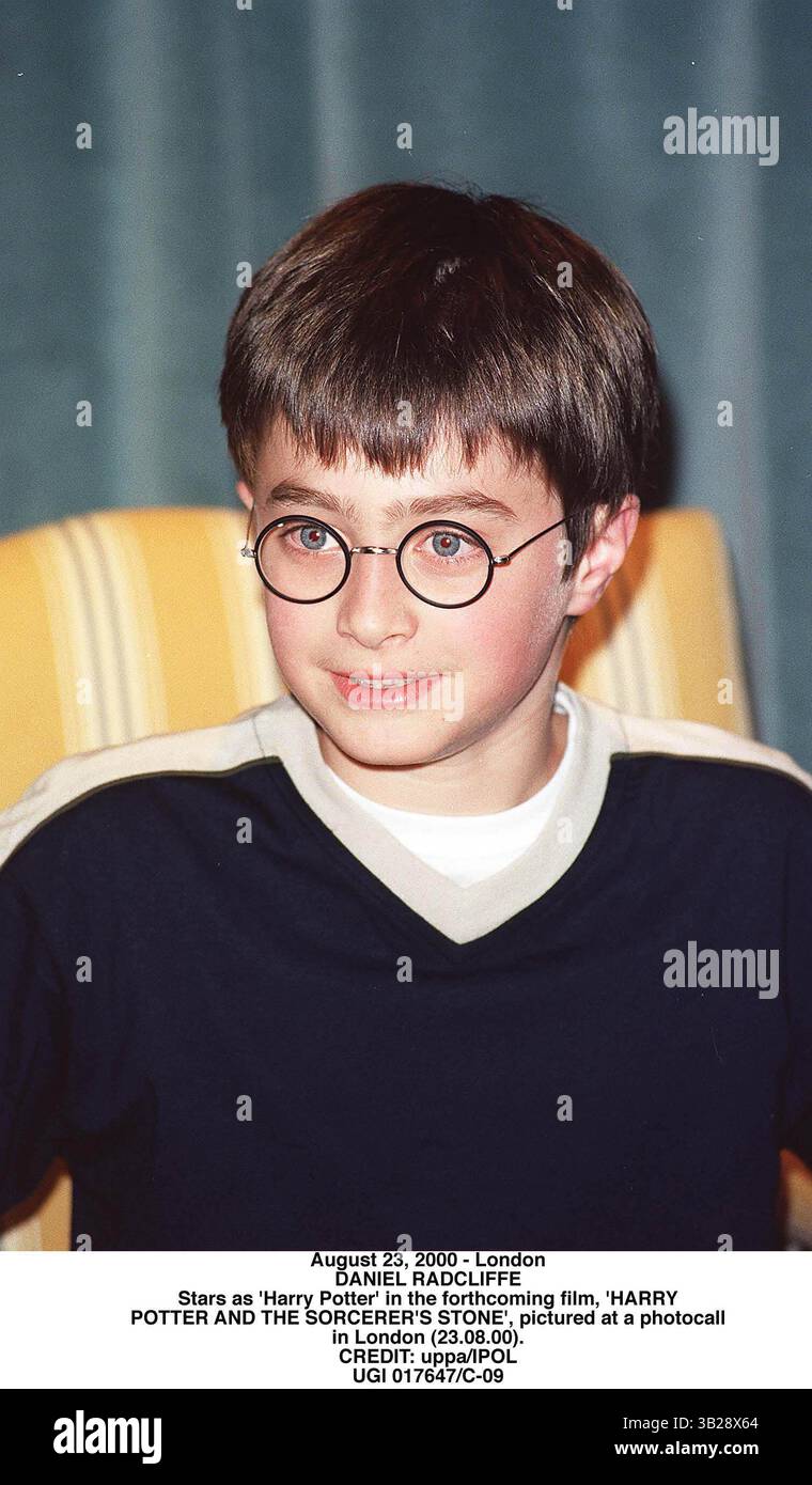 August 2000 - London. DANIEL RADCLIFFE. Die Hauptrolle spielt „Harry Potter“ im kommenden Film „HARRY. POTTER UND DER STEIN DES ZAUBERERS, dargestellt in einem photocall.in London (23.08.00). UGL 017647/C-09.CREDIT: IPOL/GLOBE PHOTOS, INC (Kreditbild: © Globe Photos/ZUMAPRESS.com) Stockfoto