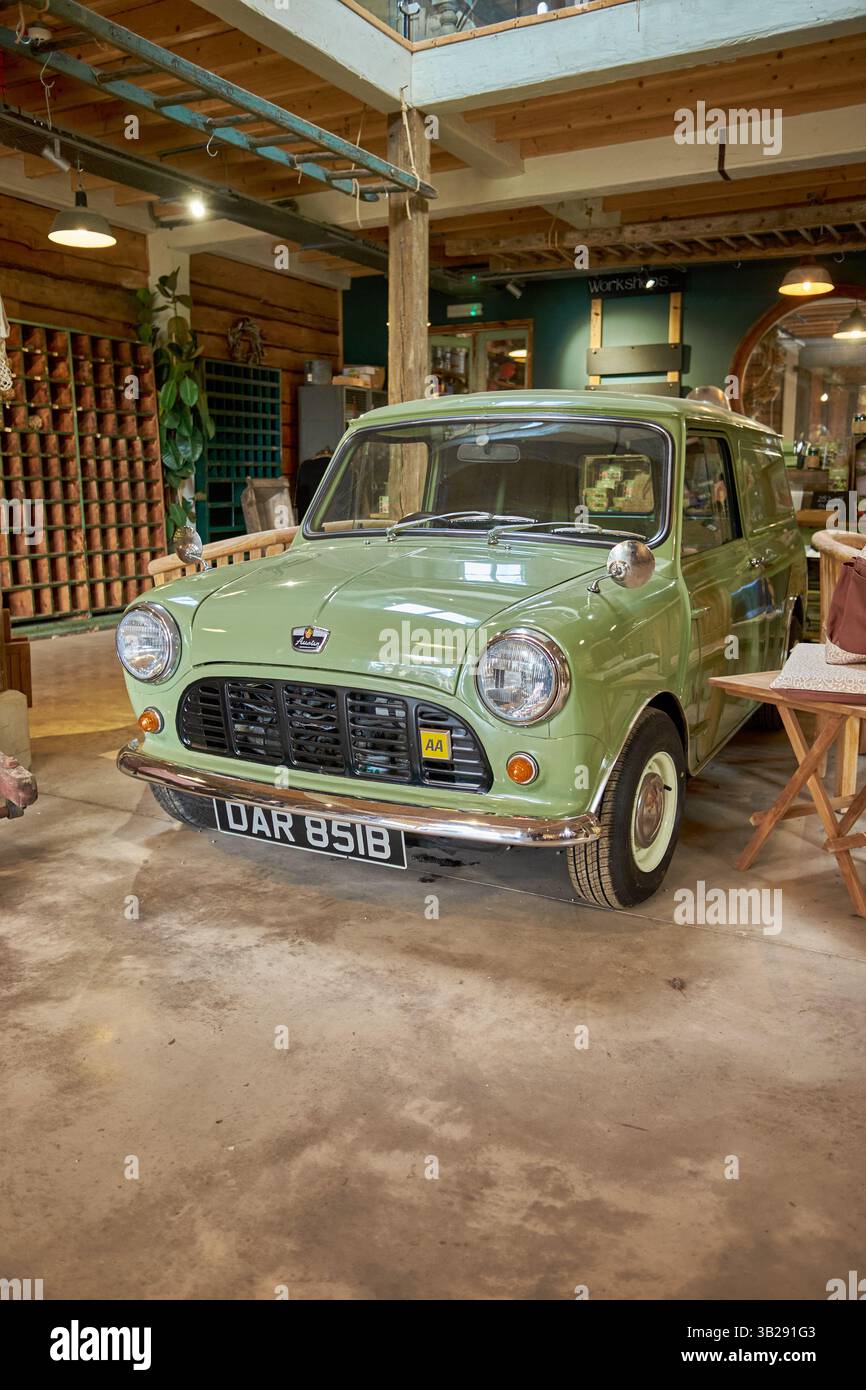 Ein grüner Austin Minibus aus dem Jahr 1964 wurde restauriert und in einem neuwertigen Zustand gehalten Stockfoto