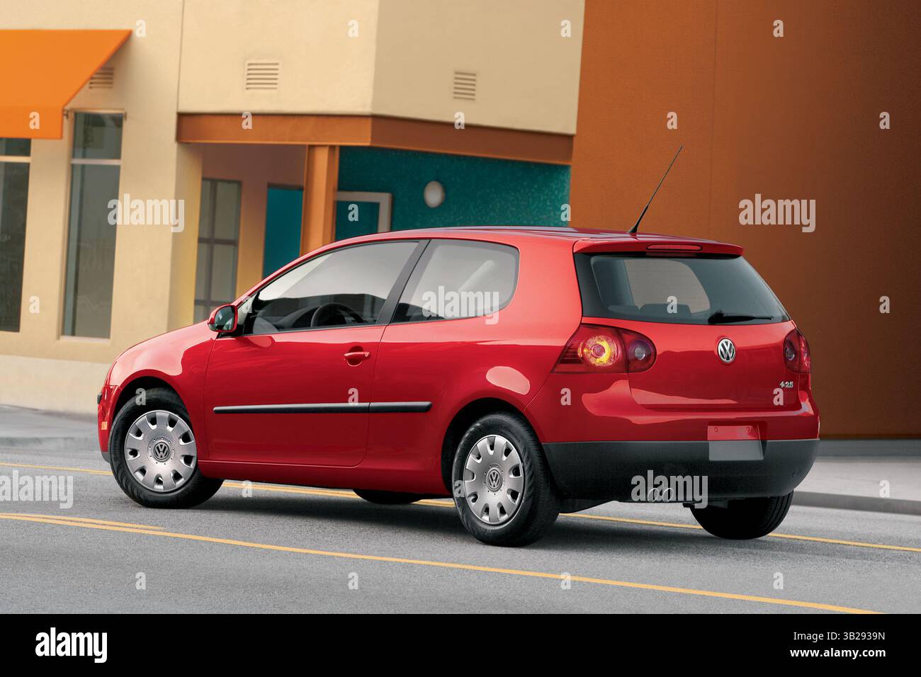 August 2009 - Santa Barbara, Kalifornien, USA - ab $16.300 in Rot. Der Volkswagen Rabbit 2009 ist ein kompakter Heck mit zwei oder vier Türen, die jeweils mit einer einzelnen Ausstattungsvariante (S) ausgestattet sind. Der zweitürige Rabbit S ist serienmäßig mit 15-Zoll-Stahlrädern, Klimaanlage, Vollstromzubehör, Tempomat, Stoffpolster, ein 6-fach manuell verstellbarer Fahrersitz, ein 60/40-fach umklappbarer Rücksitz, ein neigbares/Teleskoplenkrad und ein Stereo-Lautsprecher mit 10 Lautsprechern, CD-Player und zusätzlicher Audiobuchse. Der viertürige Rabbit S verfügt über eine verbesserte Außenverkleidung und eine beheizte Scheibenwaschanlage Stockfoto August 2009 - Santa Barbara, Kalifornien, USA - ab $16.300 in Rot. Der Volkswagen Rabbit 2009 ist ein kompakter Heck mit zwei oder vier Türen, die jeweils mit einer einzelnen Ausstattungsvariante (S) ausgestattet sind. Der zweitürige Rabbit S ist serienmäßig mit 15-Zoll-Stahlrädern, Klimaanlage, Vollstromzubehör, Tempomat, Stoffpolster, ein 6-fach manuell verstellbarer Fahrersitz, ein 60/40-fach umklappbarer Rücksitz, ein neigbares/Teleskoplenkrad und ein Stereo-Lautsprecher mit 10 Lautsprechern, CD-Player und zusätzlicher Audiobuchse. Der viertürige Rabbit S verfügt über eine verbesserte Außenverkleidung und eine beheizte Scheibenwaschanlage Stockfoto