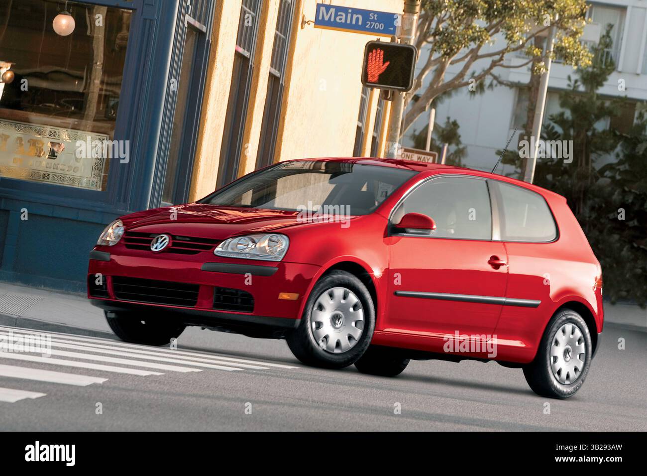 August 2009 - Santa Barbara, Kalifornien, USA - ab $16.300 in Rot. Der Volkswagen Rabbit 2009 ist ein kompakter Heck mit zwei oder vier Türen, die jeweils mit einer einzelnen Ausstattungsvariante (S) ausgestattet sind. Der zweitürige Rabbit S ist serienmäßig mit 15-Zoll-Stahlrädern, Klimaanlage, Vollstromzubehör, Tempomat, Stoffpolster, ein 6-fach manuell verstellbarer Fahrersitz, ein 60/40-fach umklappbarer Rücksitz, ein neigbares/Teleskoplenkrad und ein Stereo-Lautsprecher mit 10 Lautsprechern, CD-Player und zusätzlicher Audiobuchse. Der viertürige Rabbit S verfügt über eine verbesserte Außenverkleidung und eine beheizte Scheibenwaschanlage Stockfoto August 2009 - Santa Barbara, Kalifornien, USA - ab $16.300 in Rot. Der Volkswagen Rabbit 2009 ist ein kompakter Heck mit zwei oder vier Türen, die jeweils mit einer einzelnen Ausstattungsvariante (S) ausgestattet sind. Der zweitürige Rabbit S ist serienmäßig mit 15-Zoll-Stahlrädern, Klimaanlage, Vollstromzubehör, Tempomat, Stoffpolster, ein 6-fach manuell verstellbarer Fahrersitz, ein 60/40-fach umklappbarer Rücksitz, ein neigbares/Teleskoplenkrad und ein Stereo-Lautsprecher mit 10 Lautsprechern, CD-Player und zusätzlicher Audiobuchse. Der viertürige Rabbit S verfügt über eine verbesserte Außenverkleidung und eine beheizte Scheibenwaschanlage Stockfoto
