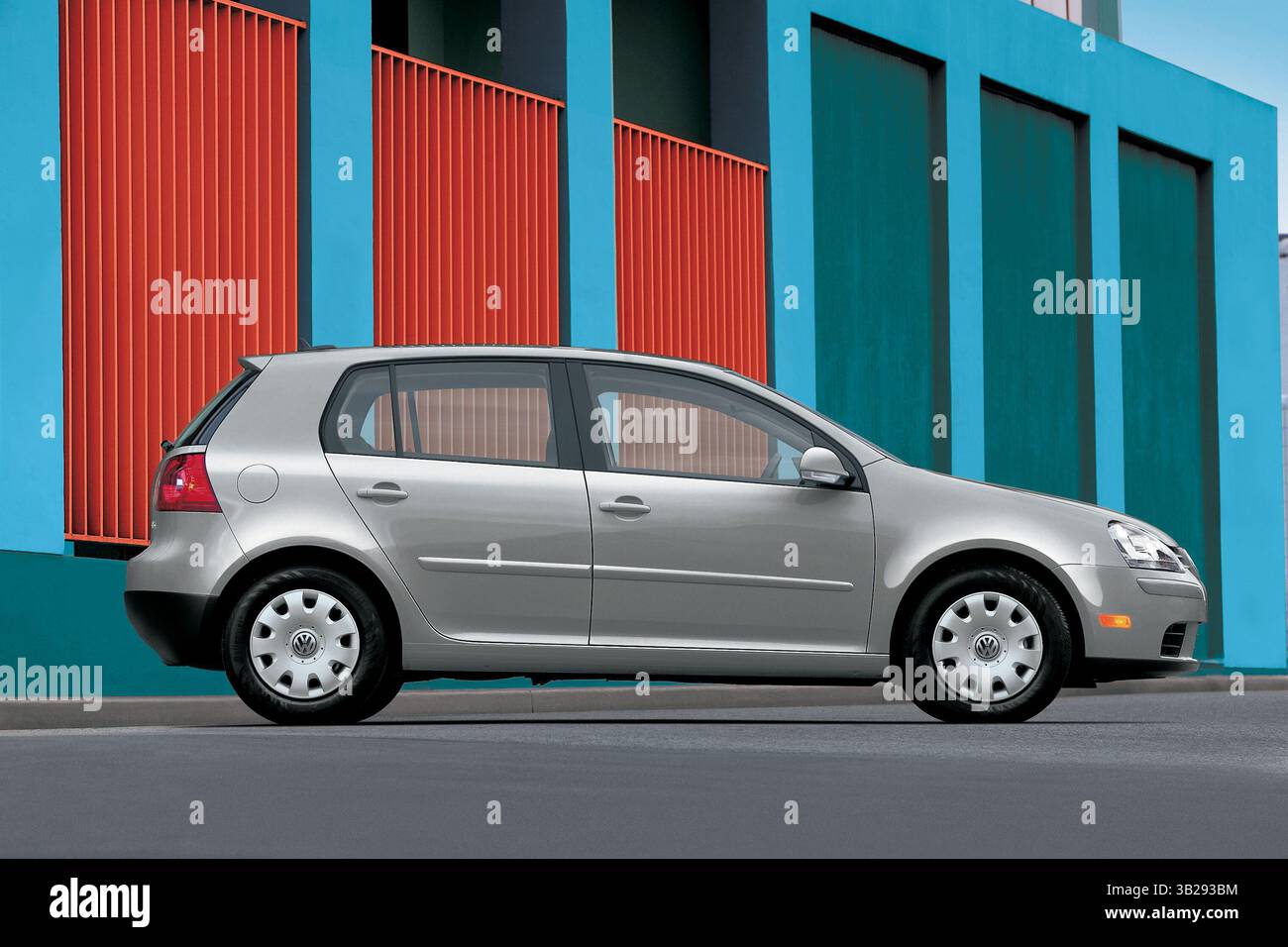 August 2009 – Santa Barbara, Kalifornien, USA – ab 16.300 US-Dollar in grauem Silber. Der Volkswagen Rabbit 2009 ist ein kompakter Heck mit zwei oder vier Türen, die jeweils mit einer einzelnen Ausstattungsvariante (S) ausgestattet sind. Der zweitürige Rabbit S ist serienmäßig mit 15-Zoll-Stahlrädern, Klimaanlage, Vollstromzubehör, Tempomat, Stoffpolster, ein 6-fach manuell verstellbarer Fahrersitz, ein 60/40-fach umklappbarer Rücksitz, ein neigbares/Teleskoplenkrad und ein Stereo-Lautsprecher mit 10 Lautsprechern, CD-Player und zusätzlicher Audiobuchse. Der viertürige Rabbit S verfügt über eine verbesserte Außenverkleidung, eine beheizte Windschutzscheibe Stockfoto August 2009 – Santa Barbara, Kalifornien, USA – ab 16.300 US-Dollar in grauem Silber. Der Volkswagen Rabbit 2009 ist ein kompakter Heck mit zwei oder vier Türen, die jeweils mit einer einzelnen Ausstattungsvariante (S) ausgestattet sind. Der zweitürige Rabbit S ist serienmäßig mit 15-Zoll-Stahlrädern, Klimaanlage, Vollstromzubehör, Tempomat, Stoffpolster, ein 6-fach manuell verstellbarer Fahrersitz, ein 60/40-fach umklappbarer Rücksitz, ein neigbares/Teleskoplenkrad und ein Stereo-Lautsprecher mit 10 Lautsprechern, CD-Player und zusätzlicher Audiobuchse. Der viertürige Rabbit S verfügt über eine verbesserte Außenverkleidung, eine beheizte Windschutzscheibe Stockfoto