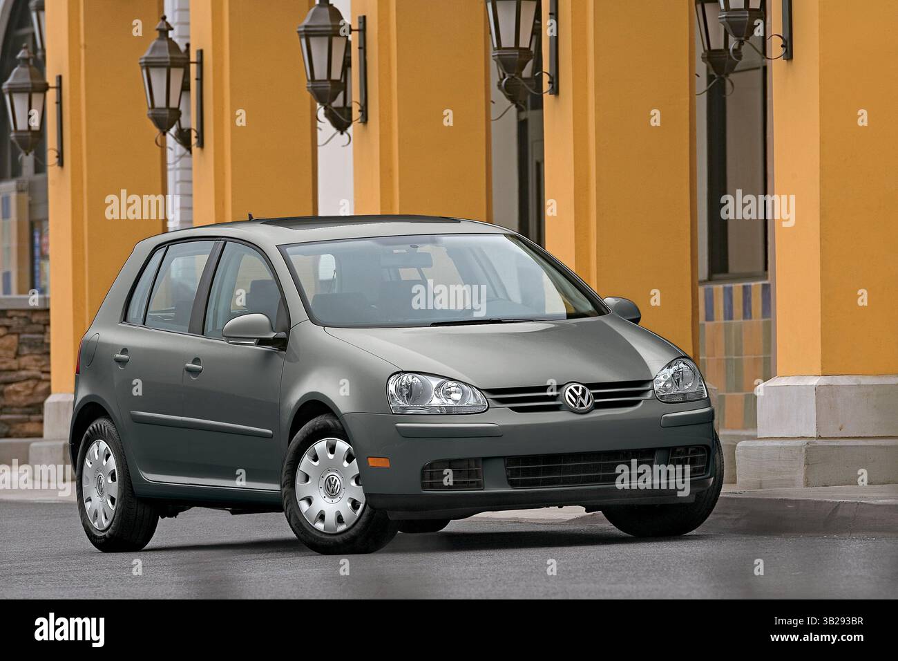August 2009 – Santa Barbara, Kalifornien, USA – ab 16.300 US-Dollar in grauem Silber. Der Volkswagen Rabbit 2009 ist ein kompakter Heck mit zwei oder vier Türen, die jeweils mit einer einzelnen Ausstattungsvariante (S) ausgestattet sind. Der zweitürige Rabbit S ist serienmäßig mit 15-Zoll-Stahlrädern, Klimaanlage, Vollstromzubehör, Tempomat, Stoffpolster, ein 6-fach manuell verstellbarer Fahrersitz, ein 60/40-fach umklappbarer Rücksitz, ein neigbares/Teleskoplenkrad und ein Stereo-Lautsprecher mit 10 Lautsprechern, CD-Player und zusätzlicher Audiobuchse. Der viertürige Rabbit S verfügt über eine verbesserte Außenverkleidung, eine beheizte Windschutzscheibe Stockfoto August 2009 – Santa Barbara, Kalifornien, USA – ab 16.300 US-Dollar in grauem Silber. Der Volkswagen Rabbit 2009 ist ein kompakter Heck mit zwei oder vier Türen, die jeweils mit einer einzelnen Ausstattungsvariante (S) ausgestattet sind. Der zweitürige Rabbit S ist serienmäßig mit 15-Zoll-Stahlrädern, Klimaanlage, Vollstromzubehör, Tempomat, Stoffpolster, ein 6-fach manuell verstellbarer Fahrersitz, ein 60/40-fach umklappbarer Rücksitz, ein neigbares/Teleskoplenkrad und ein Stereo-Lautsprecher mit 10 Lautsprechern, CD-Player und zusätzlicher Audiobuchse. Der viertürige Rabbit S verfügt über eine verbesserte Außenverkleidung, eine beheizte Windschutzscheibe Stockfoto