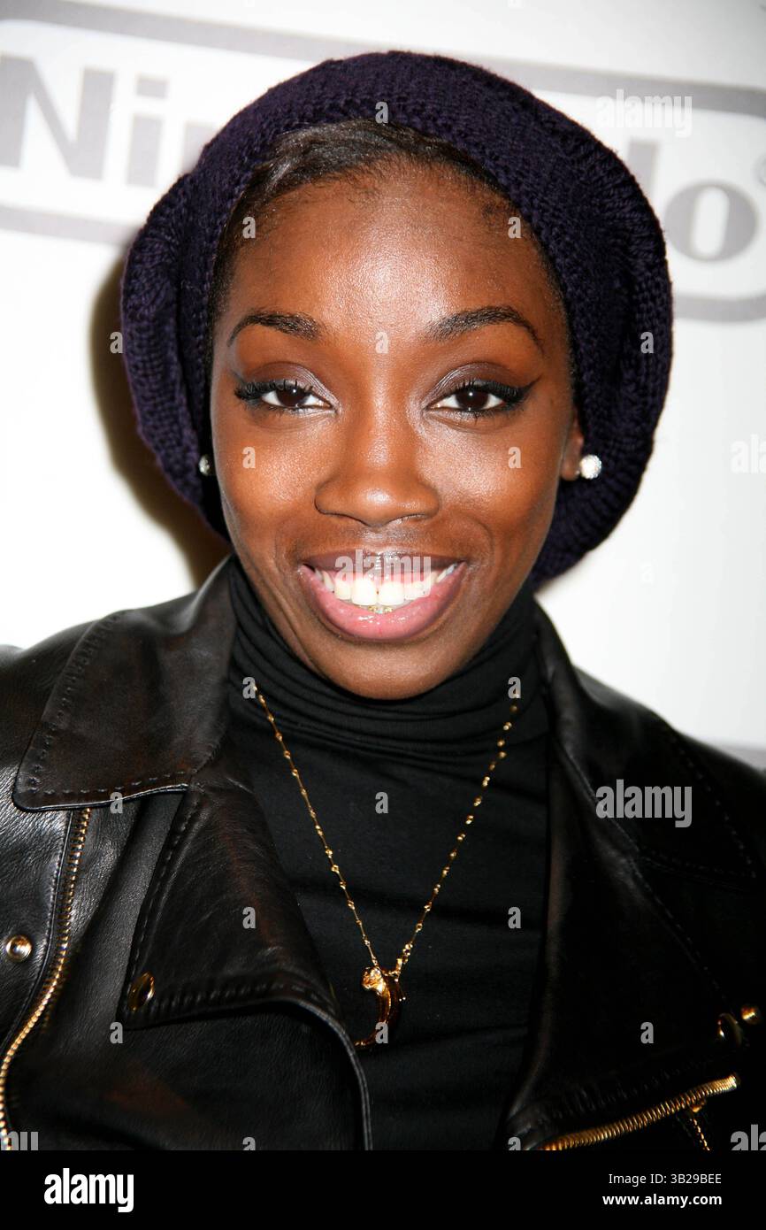 Nintendo of America veröffentlicht den neuen Super Mario Bros Wii-Videospiel. Der Nintendo World Store, Rockefeller Plaza, NC. 11-12-2009. 2009.ESTELLE.K63785SMO (Bild: © Sonia Moskowitz/Globe photos/ZUMApress.com) Stockfoto