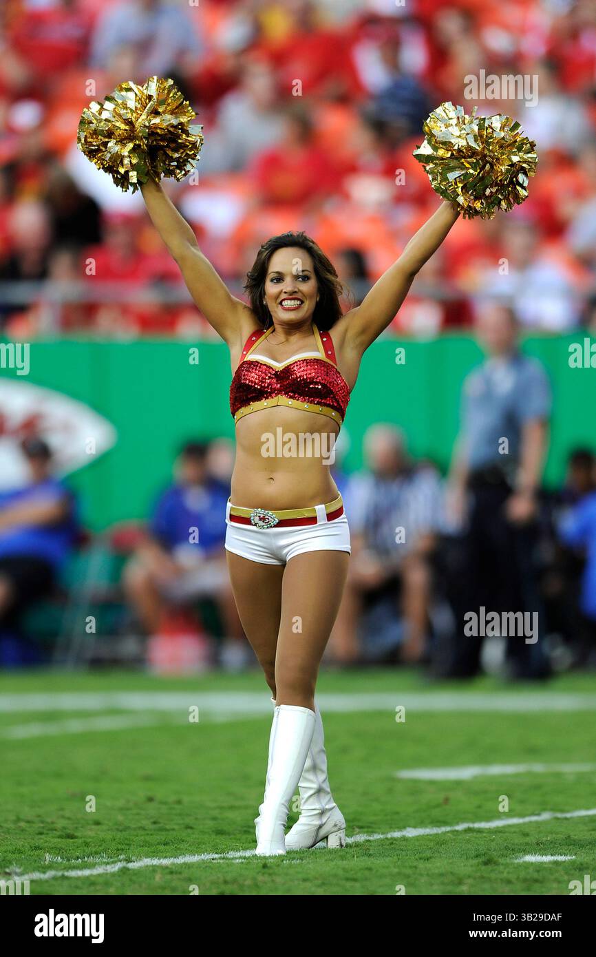 29. August 2009: Ein Cheerleader der Kansas City Chiefs tritt während eines Vorsaisonspiels gegen die Seattle Seahawks im Arrowhead Stadium in Kansas City, Missouri auf. (Bild: © Peter Aiken/Cal Sport Media/ZUMA Press/ZUMA Press) Stockfoto