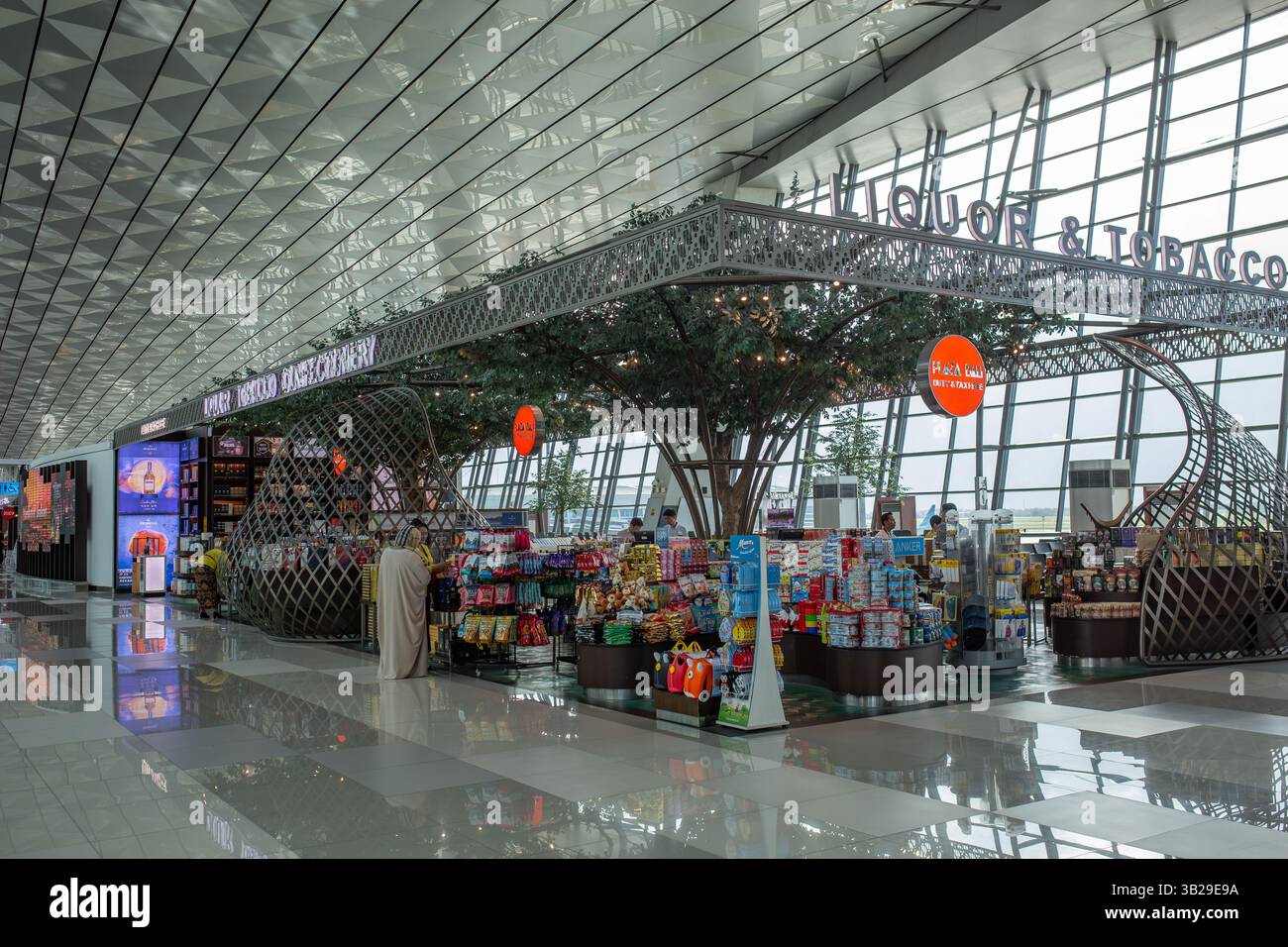 Jakarta, Indonesien - 23. April 2025: Spirituosen- und Tabakladen im Gewerbebereich des Soekarno-Hatta International Airport, Jakarta, Indonesien. Stockfoto