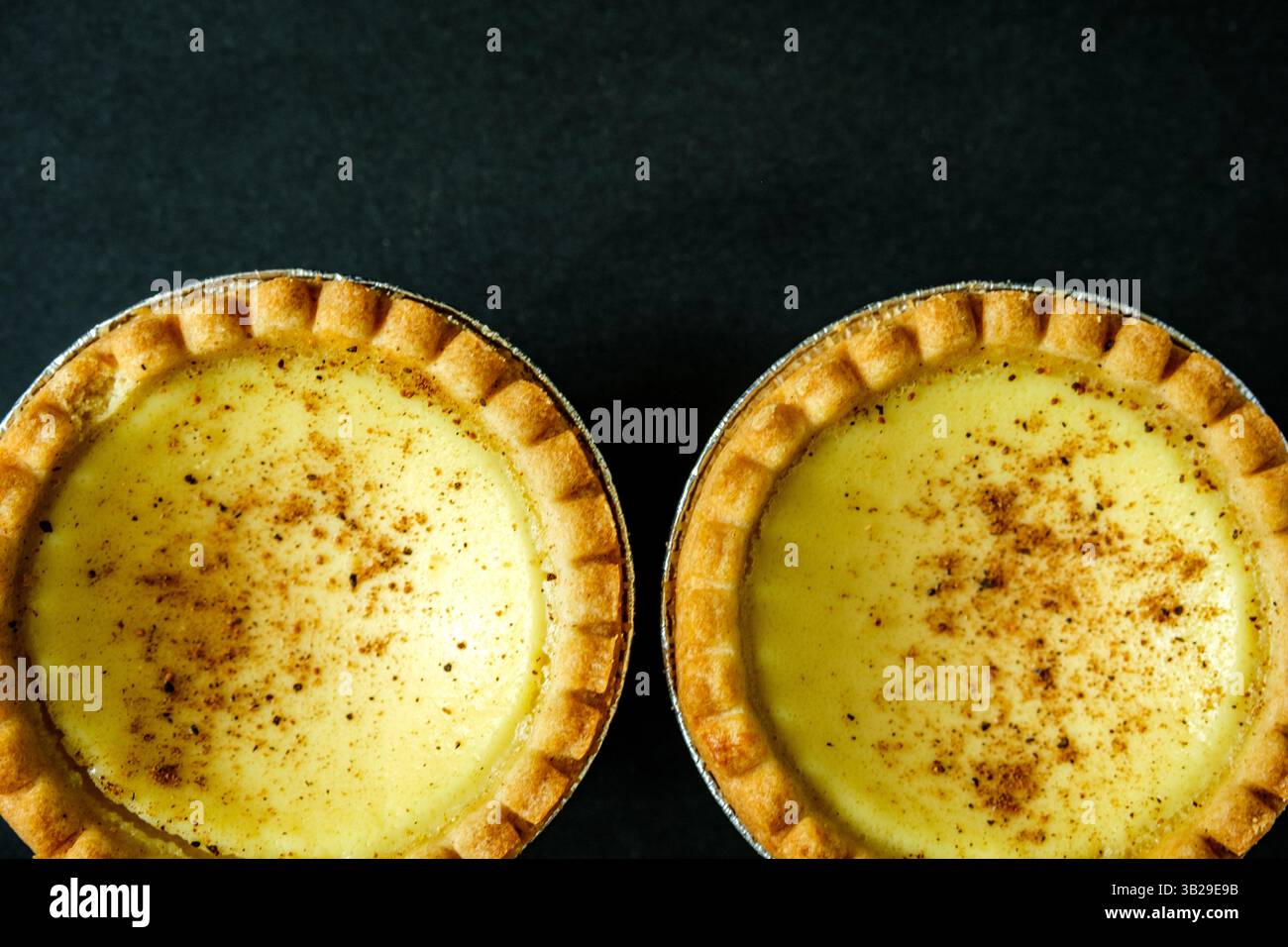 London UK, 27. April 2025, leckeres Egg Custard Tarts Dessert mit No People Stockfoto