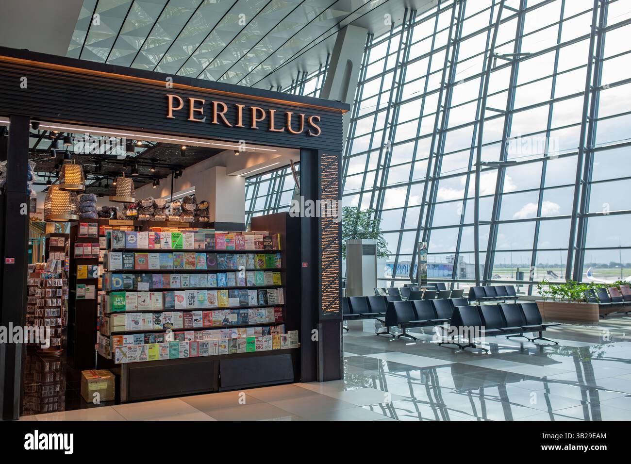 Jakarta, Indonesien - 23. April 2025: Periplus-Geschäft am Soekarno-Hatta International Airport, Jakarta, Indonesien. Stockfoto