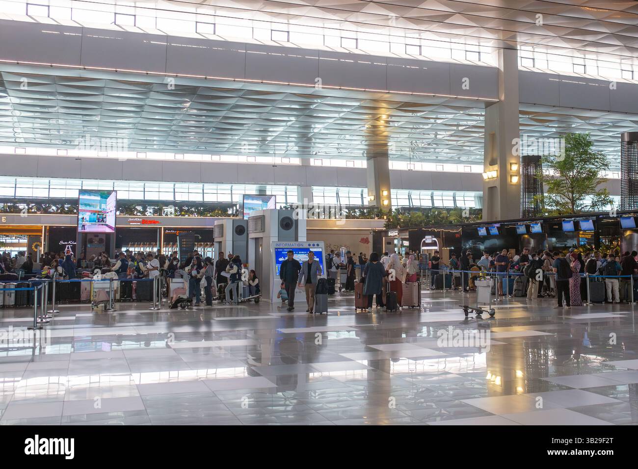 Jakarta, Indonesien - 23. April 2025: Check-in-Schalter am Soekarno-Hatta International Airport in Jakarta, Indonesien. Stockfoto