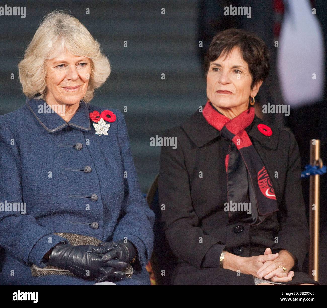 6. November 2009 – Victoria, British Columbia, Kanada – CAMILLA PARKER BOWLES, die Herzogin von Cornwall, sitzt neben der Ehefrau von British Columbia Premier Gordon Campbell, NANCY Campbell (R), während der britische Prinz Charles eine Menge von mehreren hundert Menschen in der Legislative in Victoria begrüßt. (Kreditbild: © Heinz Ruckemann/ZUMA Press) Stockfoto