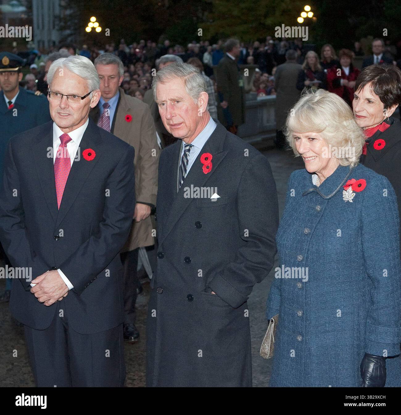 6. November 2009: Victoria, British Columbia, Kanada: Der Premierminister von British Columbia GORDON CAMPBELL (L) begrüßt den britischen Prinzen Charles und seine Frau CAMILLA PARKER BOWLES, die Herzogin von Cornwall (R) in der Legislative in Victoria. (Kreditbild: © Heinz Ruckemann/ZUMA Press) Stockfoto