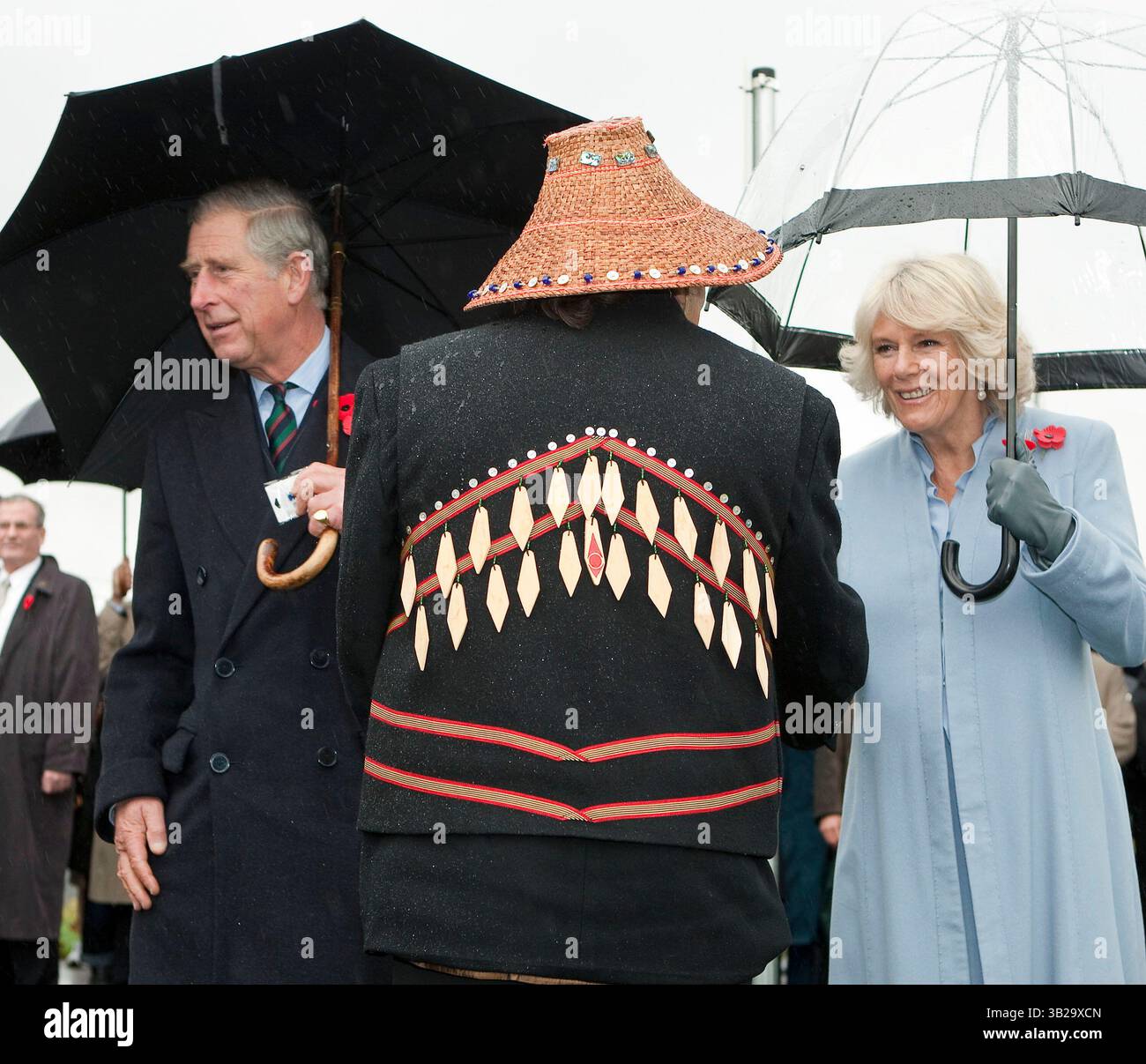7. November 2009 – Vancouver, British Columbia, Kanada – der britische PRINZ CHARLES und seine Frau CAMILLA PARKER BOWLES, die Herzogin von Cornwall, treffen auf vier Host First Nations-Vertreter während ihres Rundgangs durch das Vancouver 2010 Olympic and Paralympic Village in Vancouver. (Kreditbild: © Heinz Ruckemann/ZUMA Press) Stockfoto