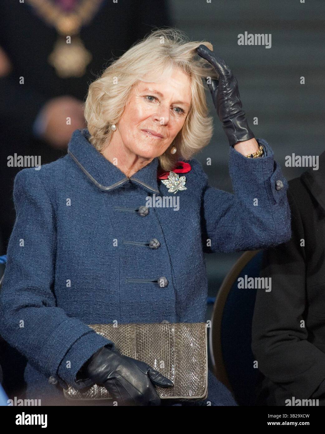 6. November 2009 – Victoria, British Columbia, Kanada – CAMILLA PARKER BOWLES, die Herzogin von Cornwall, hört den britischen Premierminister Gordon Campbell und Prinz Charles, die eine Menge von mehreren hundert Menschen in der Legislative in Victoria begrüßen. (Kreditbild: © Heinz Ruckemann/ZUMA Press) Stockfoto