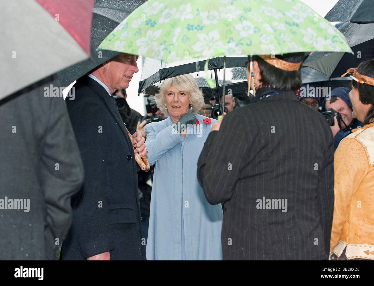 7. November 2009 – Vancouver, British Columbia, Kanada – der britische PRINZ CHARLES und seine Frau CAMILLA PARKER BOWLES, die Herzogin von Cornwall, treffen auf vier Host First Nations-Vertreter während ihres Rundgangs durch das Vancouver 2010 Olympic and Paralympic Village in Vancouver. (Kreditbild: © Heinz Ruckemann/ZUMA Press) Stockfoto