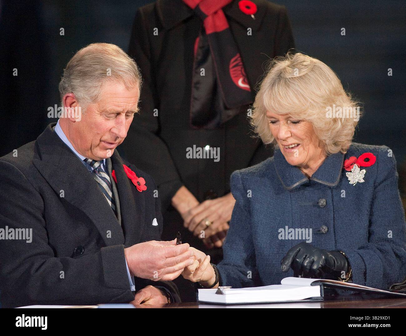 6. November 2009: Victoria, British Columbia, Kanada – der britische PRINZ CHARLES (L) und seine Frau CAMILLA PARKER BOWLES, die Herzogin von Cornwall, unterzeichnen das Distinguished Visitors Book in der Legislature in Victoria. (Kreditbild: © Heinz Ruckemann/ZUMA Press) Stockfoto
