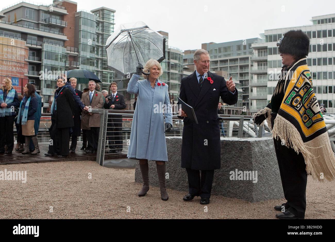 7. November 2009: Vancouver, British Columbia, Kanada – der britische PRINZ CHARLES und seine Frau CAMILLA PARKER BOWLES, die Herzogin von Cornwall, treffen auf den First Nations-Künstler WADE BAKER während ihres Spaziergangs durch das Vancouver 2010 Olympic and Paralympic Village in Vancouver. (Kreditbild: © Heinz Ruckemann/ZUMA Press) Stockfoto