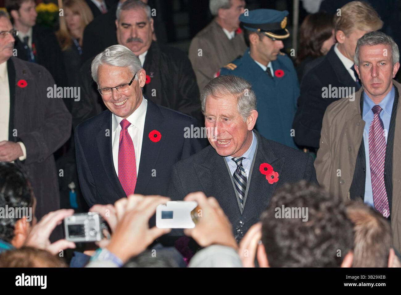 6. November 2009 – Victoria, British Columbia, Kanada – British Columbia (BC) Premier GORDON CAMPBELL (L) geht mit dem britischen PRINZEN CHARLES spazieren, als Charles und seine Frau CAMILLA PARKER BOWLES, die Herzogin von Cornwall, die Öffentlichkeit in der Legislative in Victoria begrüßen. (Kreditbild: © Heinz Ruckemann/ZUMA Press) Stockfoto