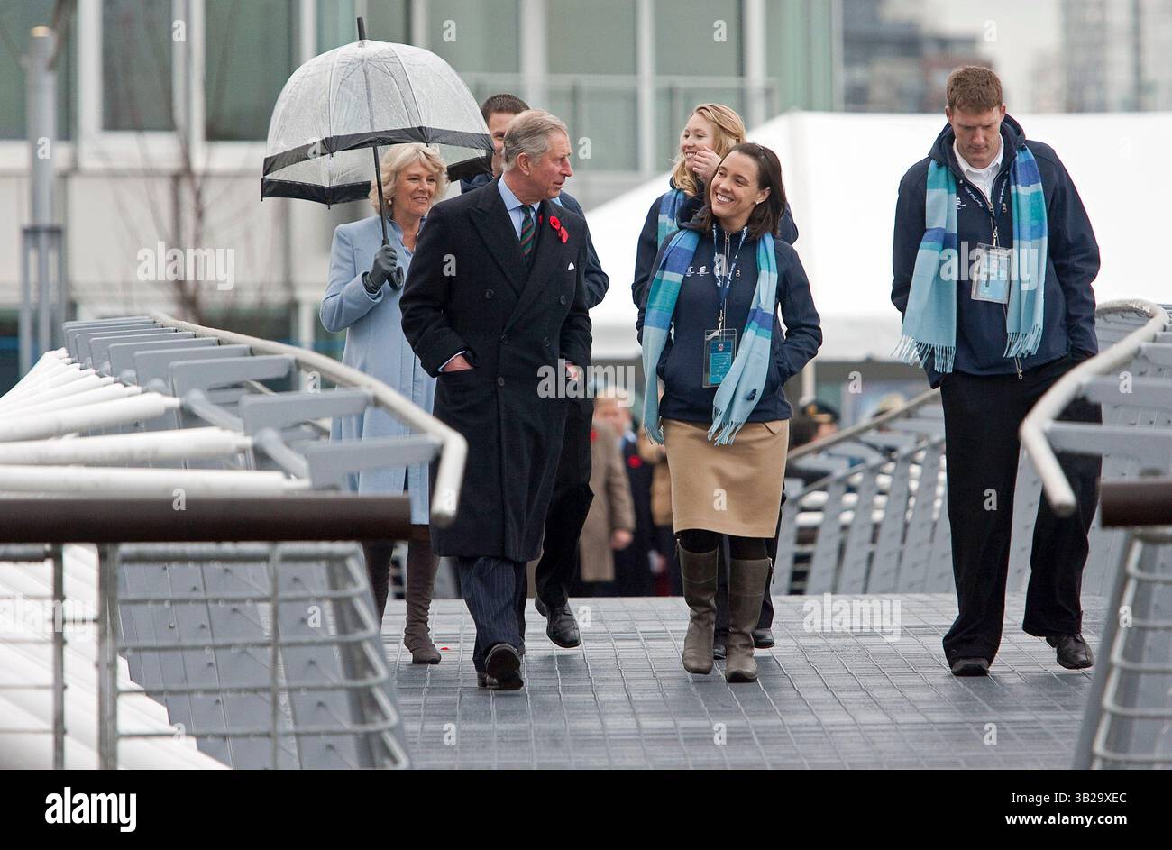 7. November 2009 – Vancouver, British Columbia, Kanada – der britische PRINZ CHARLES spricht mit der Paralympischen Athletin KAROLINA WISNIEWSKA (Alpinski) und dem Olympiasieger BRAD GUSHUE (Eisstockschießen), während seine Frau CAMILLA PARKER BOWLES, die Herzogin von Cornwall, mit der Olympiasiegerin ASHLEIGH MCIVOR (Skisport) über eine Fußbrücke im Vancouver 2010 Olympic and Paralympic Village in Vancouver spricht. (Kreditbild: © Heinz Ruckemann/ZUMA Press) Stockfoto
