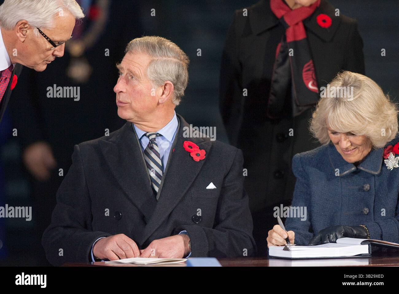 6. November 2009: Victoria, British Columbia, Kanada – der Premierminister von British Columbia GORDON CAMPBELL spricht mit dem britischen PRINZEN CHARLES, als Charles und seine Frau CAMILLA PARKER BOWLES, die Herzogin von Cornwall, das Distinguished Visitors Book in der Legislature in Victoria unterzeichnen. (Kreditbild: © Heinz Ruckemann/ZUMA Press) Stockfoto