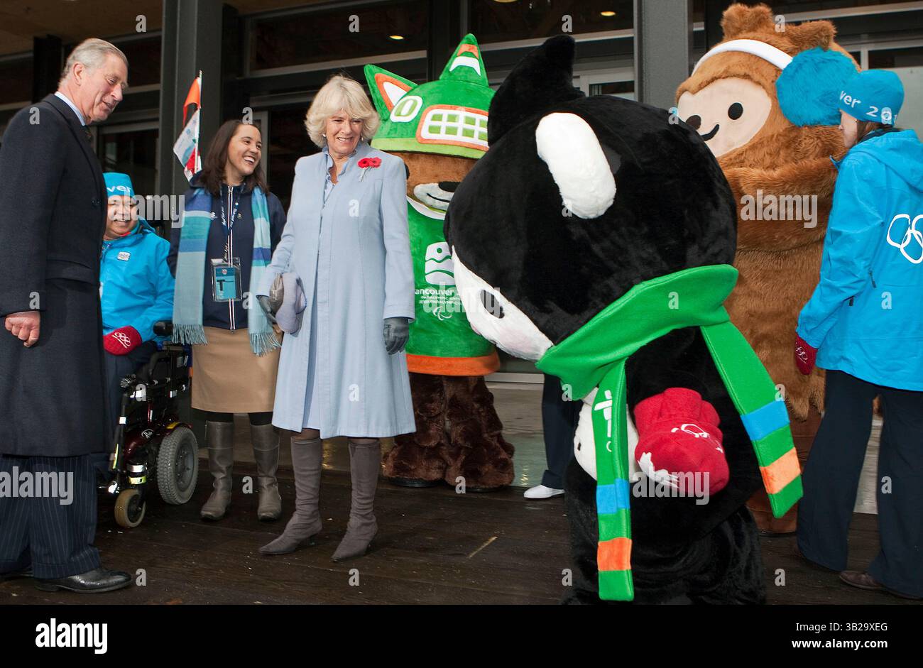 7. November 2009 - Vancouver, British Columbia, Kanada - der britische PRINZ CHARLES und seine Frau CAMILLA PARKER BOWLES, die Herzogin von Cornwall, treffen Athleten und Würdenträger auf olympische und paralympische Maskottchen MIGA (vorne), Quatchi (R) und Sumi vor dem SALT Building während ihres Spaziergangs durch das Vancouver 2010 Olympic and Paralympic Village in Vancouver. (Kreditbild: © Heinz Ruckemann/ZUMA Press) Stockfoto