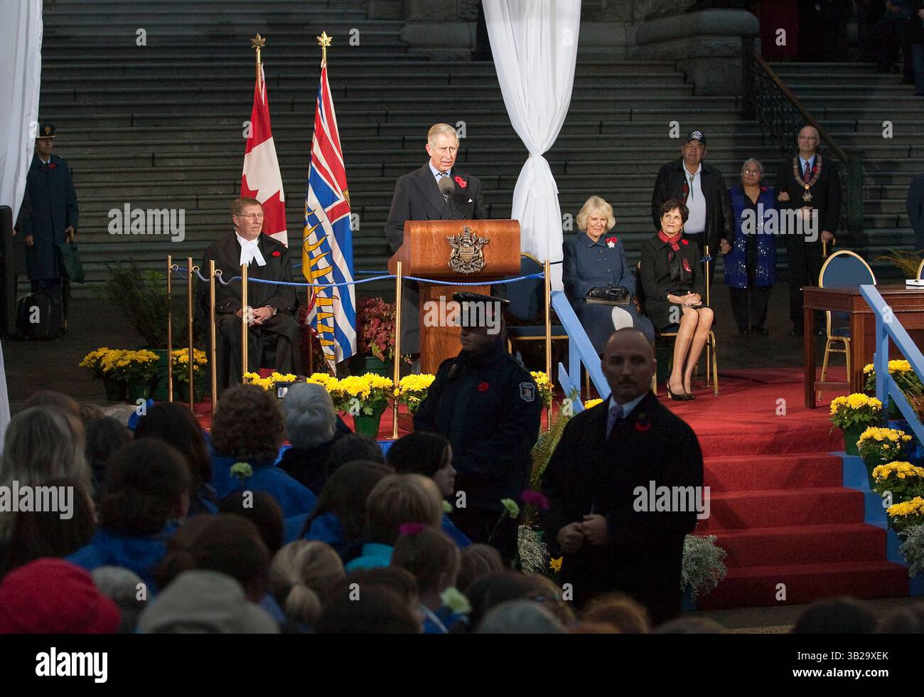 6. November 2009 – Victoria, British Columbia, Kanada – CAMILLA PARKER BOWLES, die Herzogin von Cornwall, sitzt neben der Ehefrau von British Columbia Premier Gordon Campbell, NANCY Campbell (R), während der britische PRINZ CHARLES eine Menge von mehreren hundert Menschen in der Legislative in Victoria begrüßt. (Kreditbild: © Heinz Ruckemann/ZUMA Press) Stockfoto