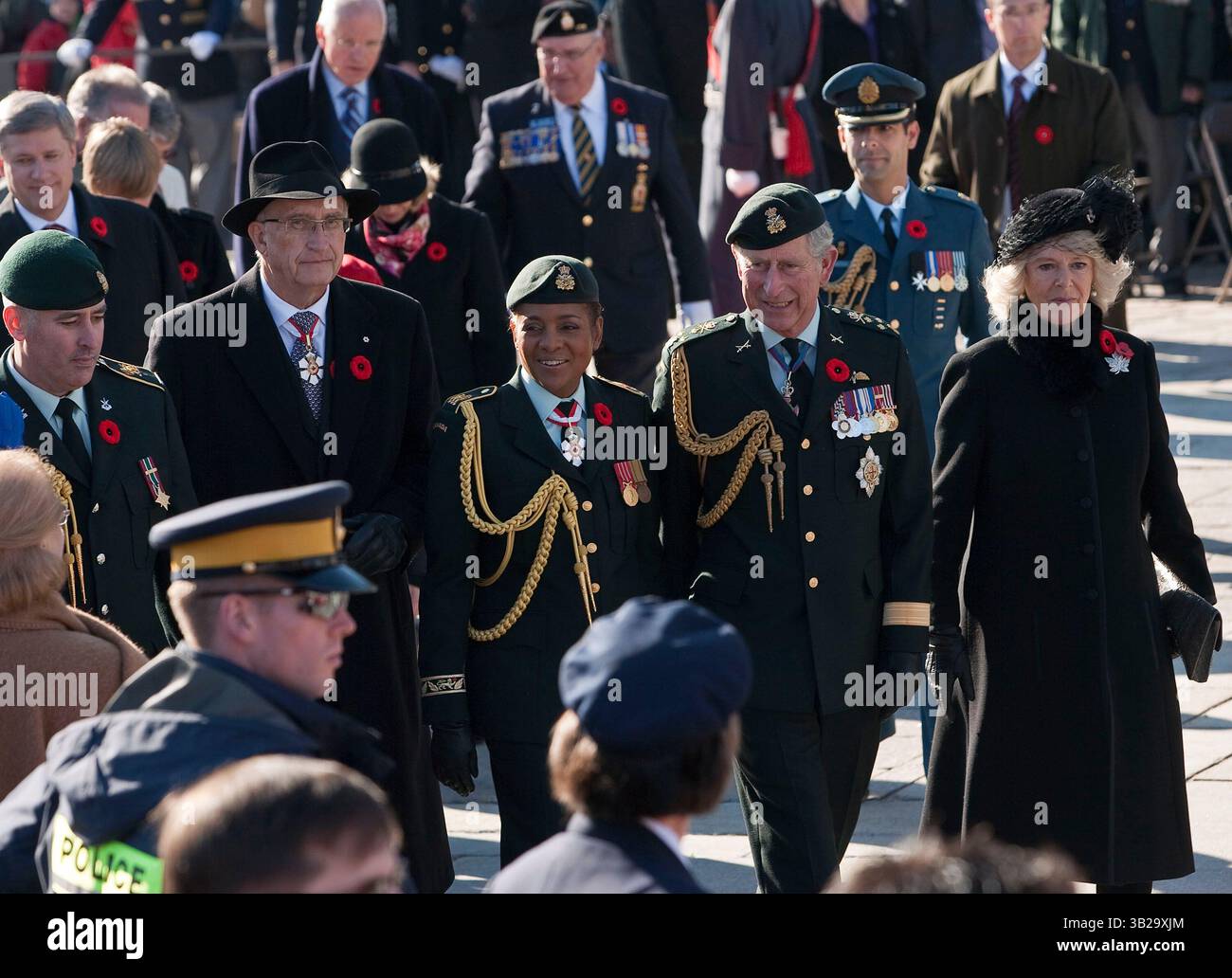 11. November 2009 – Ottawa, Ontario, Kanada – der britische PRINZ CHARLES mit seiner Frau CAMILLA PARKER BOWLES, die Herzogin von Cornwall. (R) und der Generalgouverneur von Kanada, MICHAELLE JEAN (L) begrüßen Veteranen während der Gedenkfeier am National war Memorial in Ottawa. (Kreditbild: © Heinz Ruckemann/ZUMA Press) Stockfoto