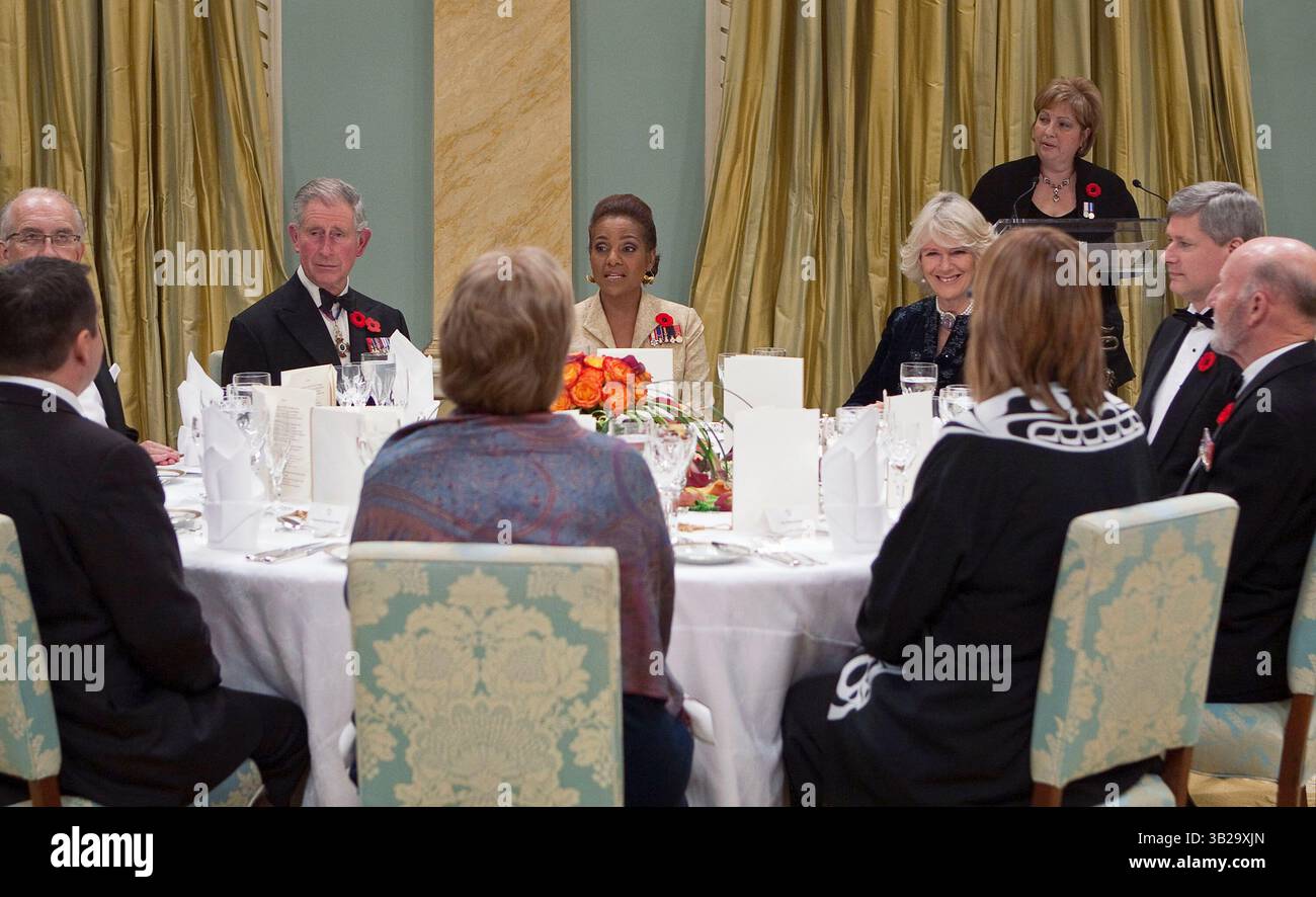 11. November 2009 - Ottawa, Ontario, Kanada - zurück, L. zu R. der britische PRINZ CHARLES, der Generalgouverneur von Kanada, MICHAELLE JEAN, CAMILLA PARKER BOWLES die Herzogin von Cornwall, Premierminister STEPHEN HARPER und andere Gäste sitzen am Kopftisch im Ballsaal der Rideau Hall am Gedenktag in Ottawa. (Kreditbild: © Heinz Ruckemann/ZUMA Press) Stockfoto