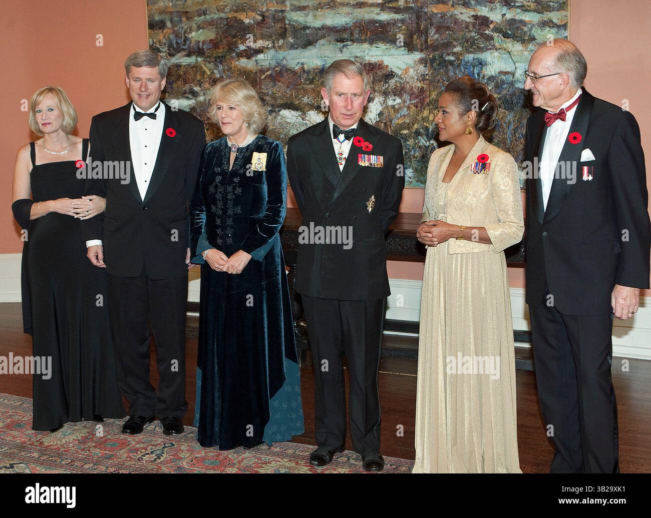 11. November 2009 – Ottawa, Ontario, Kanada – L. an R. Premierminister STEPHEN HARPER und seine Frau LAUREEN HARPER, der britische PRINZ CHARLES mit seiner Frau CAMILLA PARKER BOWLES, die Herzogin von Cornwall und der Generalgouverneur von Kanada, MICHAELLE JEAN mit ihrem Ehemann JEAN-DANIEL LAFOND betreten den Empfangsraum in der Rideau Hall am Gedenktag in Ottawa. (Kreditbild: © Heinz Ruckemann/ZUMA Press) Stockfoto