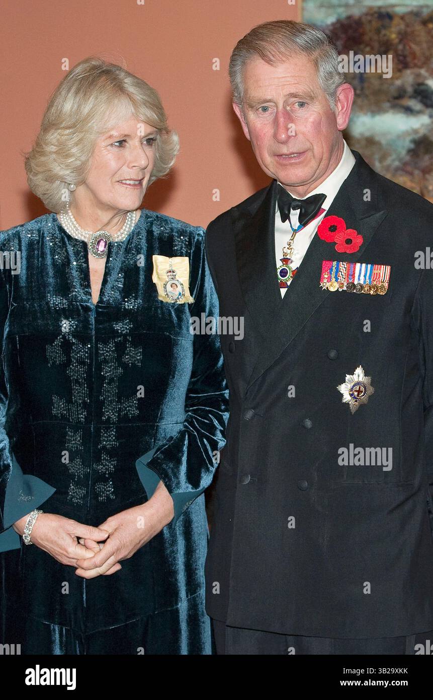 11. November 2009 – Ottawa, Ontario, Kanada – der britische PRINZ CHARLES und seine Frau CAMILLA PARKER BOWLES, die Herzogin von Cornwall, betreten den Empfangsraum der Rideau Hall am Gedenktag in Ottawa. (Kreditbild: © Heinz Ruckemann/ZUMA Press) Stockfoto