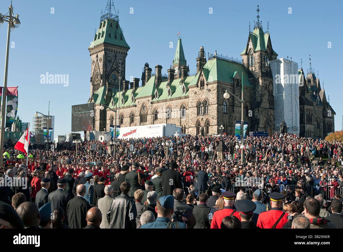 11. November 2009 – Ottawa, Ontario, Kanada – der britische PRINZ CHARLES mit seiner Frau CAMILLA PARKER BOWLES, der Herzogin von Cornwall, und anderen Würdenträgern beobachten die Gedenkfeierparade zusammen mit mehreren Tausend Menschenmassen am National war Memorial. (Kreditbild: © Heinz Ruckemann/ZUMA Press) Stockfoto
