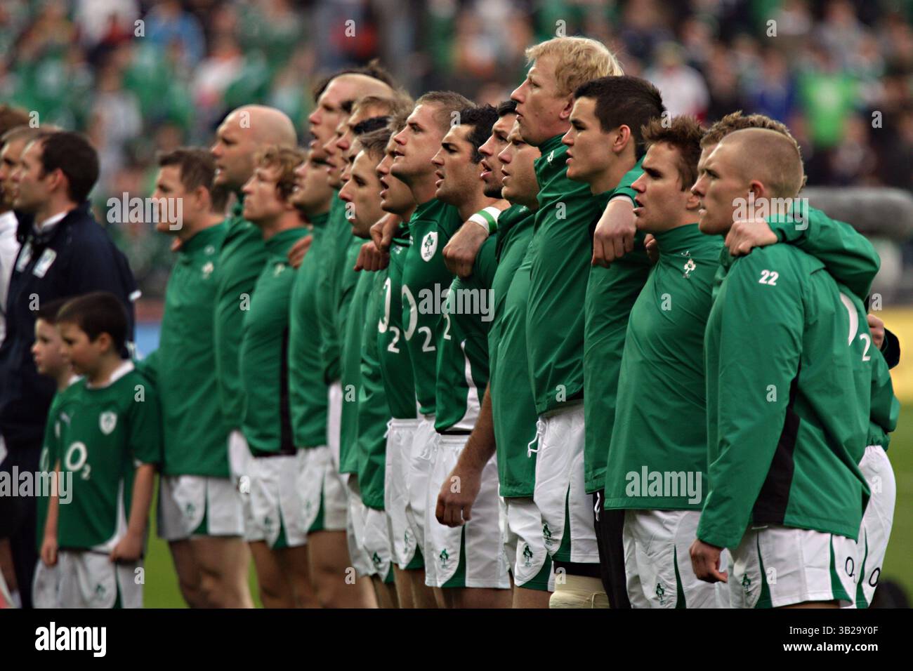 15. November 2009: Die irische Mannschaft steht für die Nationalhymne. Irland gegen Australien, Guinness Autumn Series International Rugby 2009. Croke Park. Dublin, Irland. Aindreas Lynch/CSM (Bild: © Aindreas Lynch/Cal Sport Media/ZUMApress.com) Stockfoto