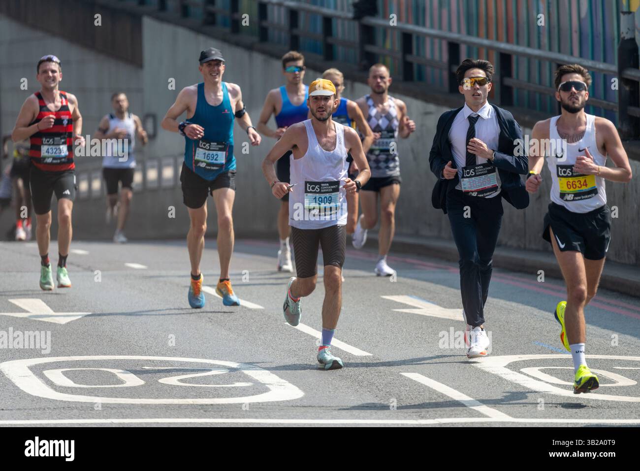 27/04/2025. London, UK Runner treten beim London Marathon an 2025 mehr als 45.000 Läufer gehen die 26,2 Meilen an und sammeln Millionen Pfund für wohltätige Zwecke. Foto: Ray Tang Stockfoto