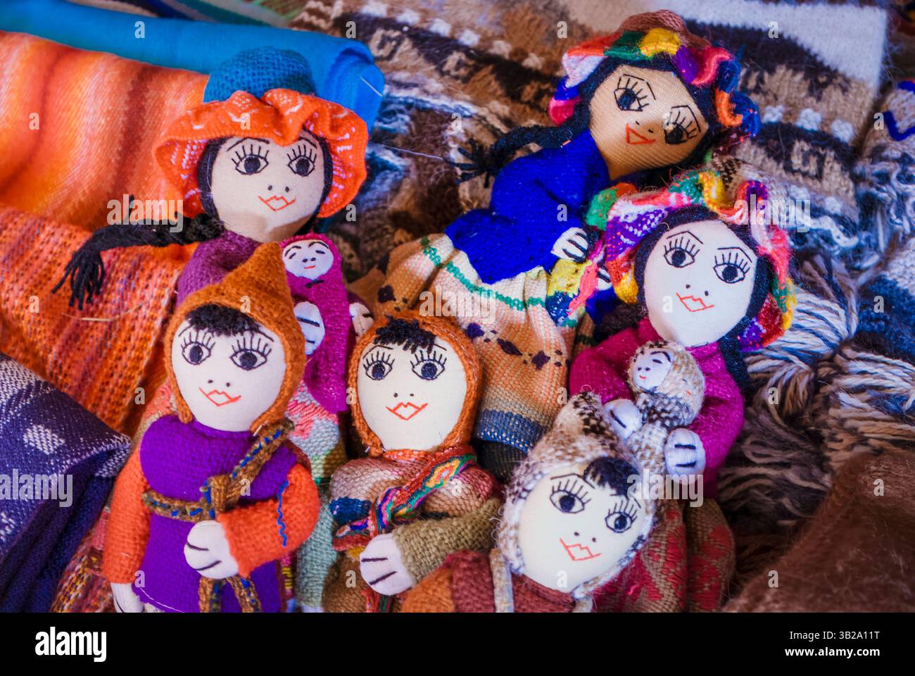 Chinchero, peru, 3. Mai 2009: Craft Wonderland: Where Dolls and Textiles Tell Stories Stockfoto