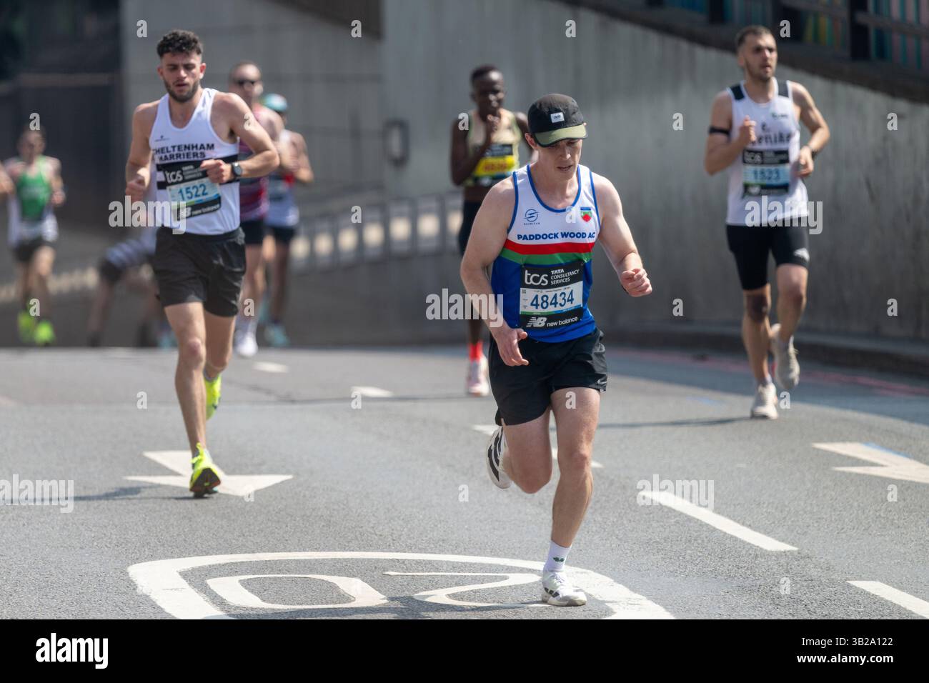 27/04/2025. London, UK Runner treten beim London Marathon an 2025 mehr als 45.000 Läufer gehen die 26,2 Meilen an und sammeln Millionen Pfund für wohltätige Zwecke. Foto: Ray Tang Stockfoto