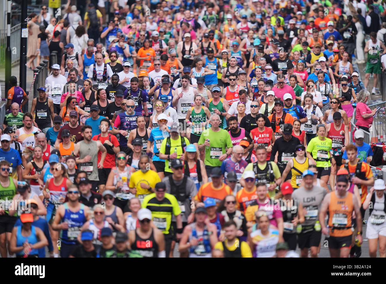Teilnehmer am TCS London Marathon. Bilddatum: Sonntag, 27. April 2025. Stockfoto