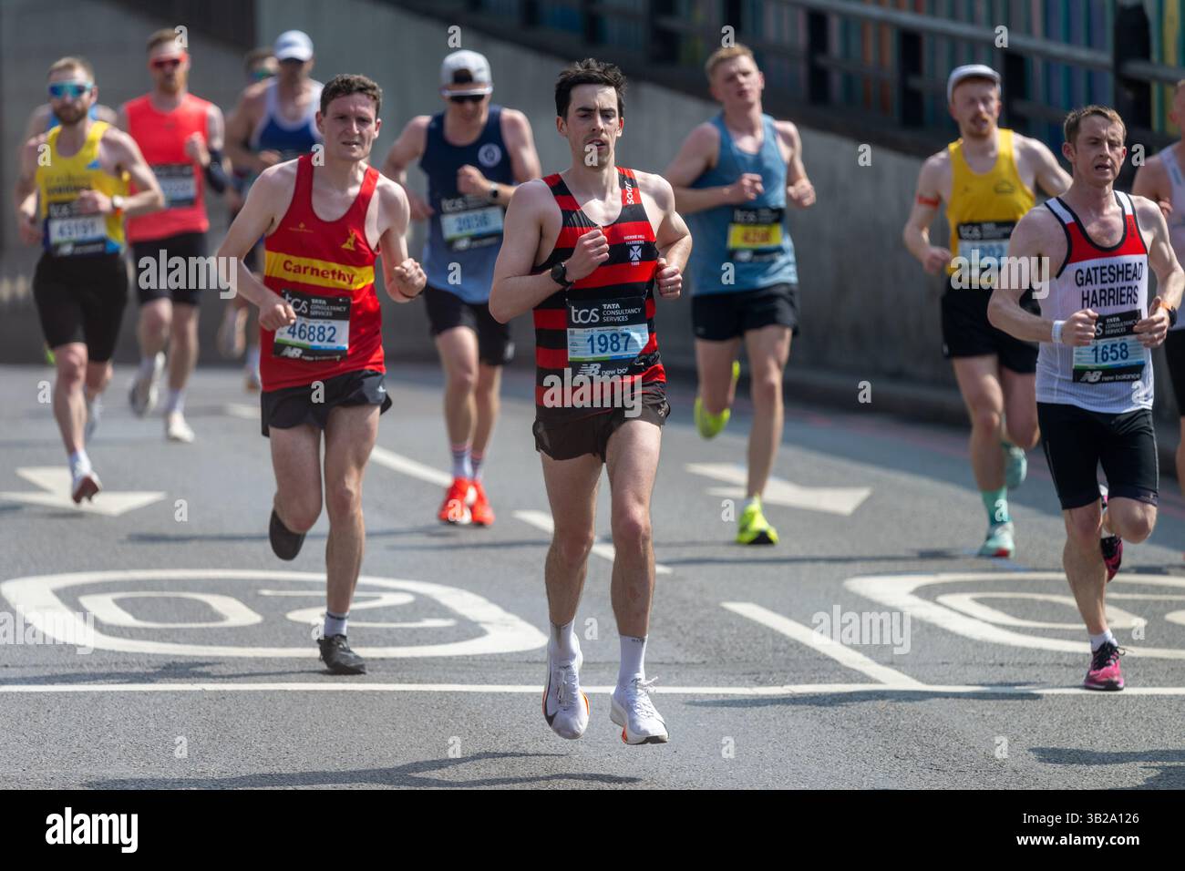 27/04/2025. London, UK Runner treten beim London Marathon an 2025 mehr als 45.000 Läufer gehen die 26,2 Meilen an und sammeln Millionen Pfund für wohltätige Zwecke. Foto: Ray Tang Stockfoto