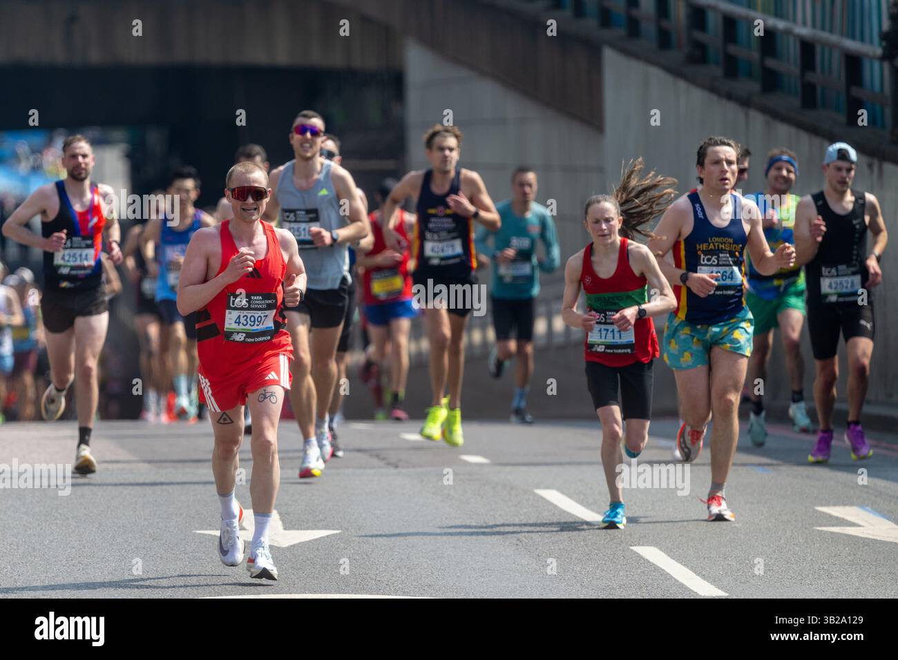 27/04/2025. London, UK Runner treten beim London Marathon an 2025 mehr als 45.000 Läufer gehen die 26,2 Meilen an und sammeln Millionen Pfund für wohltätige Zwecke. Foto: Ray Tang Stockfoto