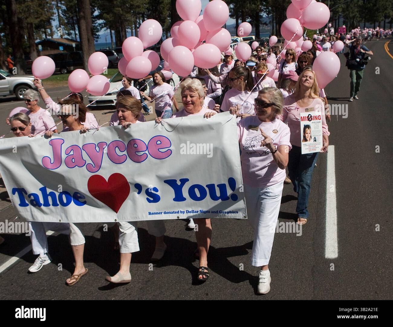 48492 SOUTH LAKE TAHOE, Kalifornien, South Lake Tahoe hält eine Parade zu Ehren der sicheren Rückkehr von Jaycee Lee Dugard ab, 6. September 2009. In South Lake Tahoe ist sie vor 18 Jahren verschwunden, während sie auf einen Schulbus wartete. Die Parade ist die Umkehrung der Strecke, die am 10. Jahrestag des Verschwindens Dugards zurückgelegt wurde. Die Teilnehmer trugen rosa, weil das Dugards Lieblingsfarbe war. Ihre Klassenkameraden an der Meyers Elementary School starteten zur Zeit ihrer Entführung eine rosa Bandkampagne, um ihre Hoffnung auf ihre sichere Rückkehr zu zeigen...Robert Durell / Special to the Bee (Credit Image: © Sacram) Stockfoto