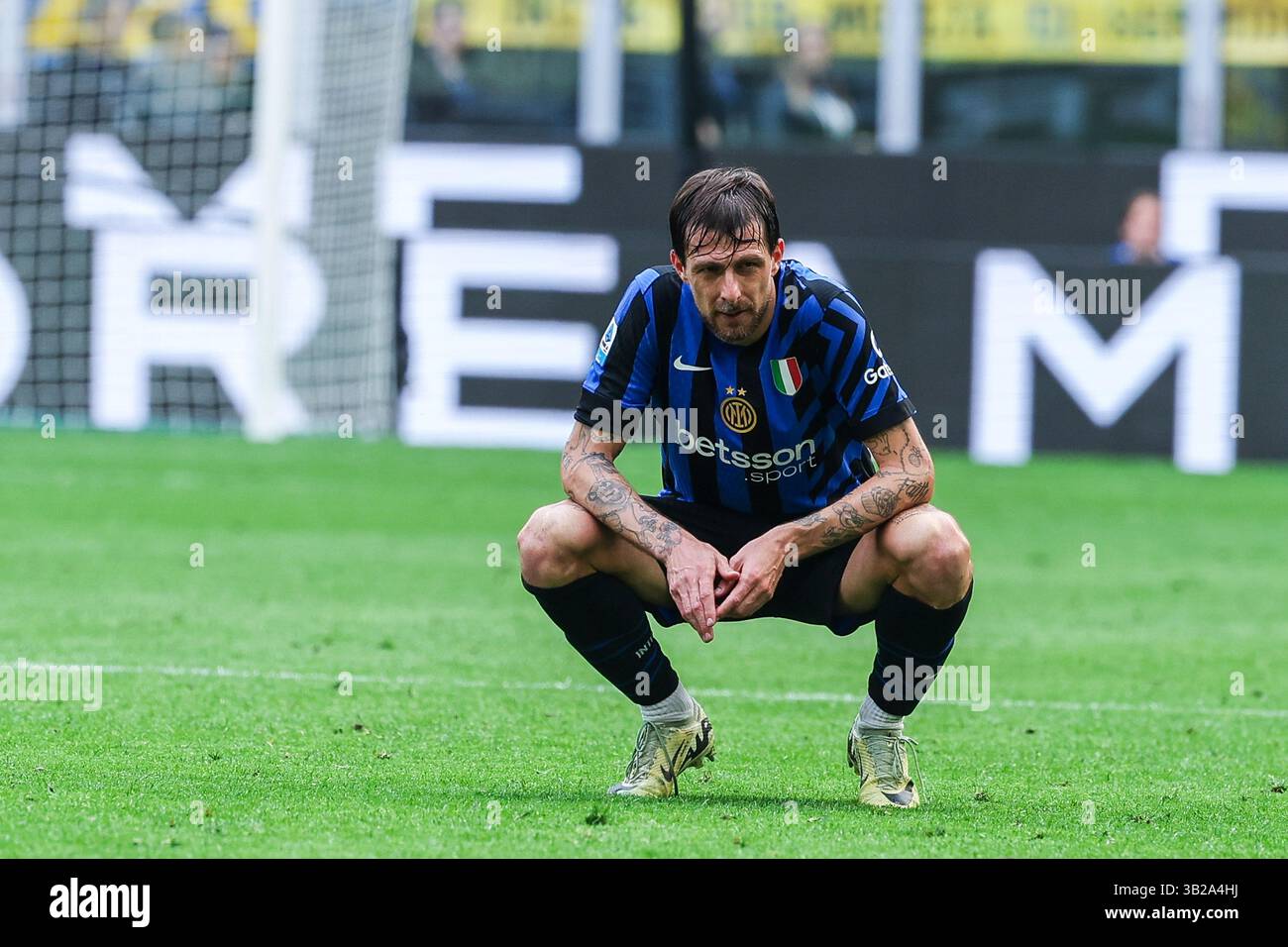 Francesco Acerbi vom FC Internazionale reagierte 2024/25 während des Fußballspiels der Serie A zwischen dem FC Internazionale und AS Roma im San Siro Stadion Stockfoto