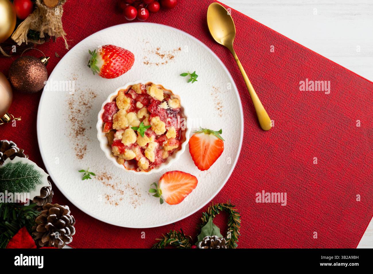 Einzeln gebackene Erdbeerbrösel. Tisch mit Blick von oben mit weihnachtsdekoration. Stockfoto